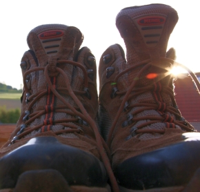 Wanderschuhe im Abendlicht wanderschuhe